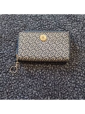 Tommy Hilfiger Full Zip Around Wallet features credit card slots